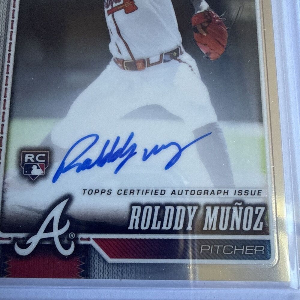 2026 Topps Chrome - Rookie Autographs Rolddy Munoz #RA-RM (AU, RC) - Picture 3 of 3